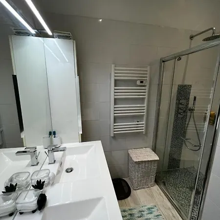 2-minute Walking Distance From Bananecroisette In The Center Of
